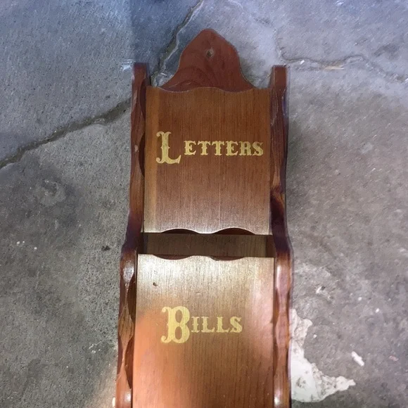📬✉️ Vintage 1970s / 1980s Straw Wooden Gold Ink Wall Organizer for Mail 📦📭 - Picture 2 of 7